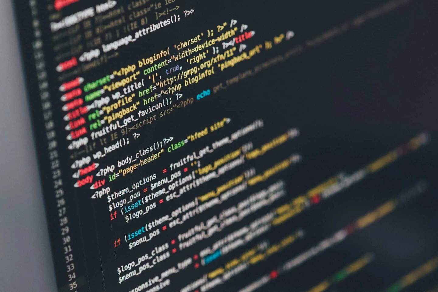 Mehrfarbig dargestellter Programmcode auf einem Bildschirm