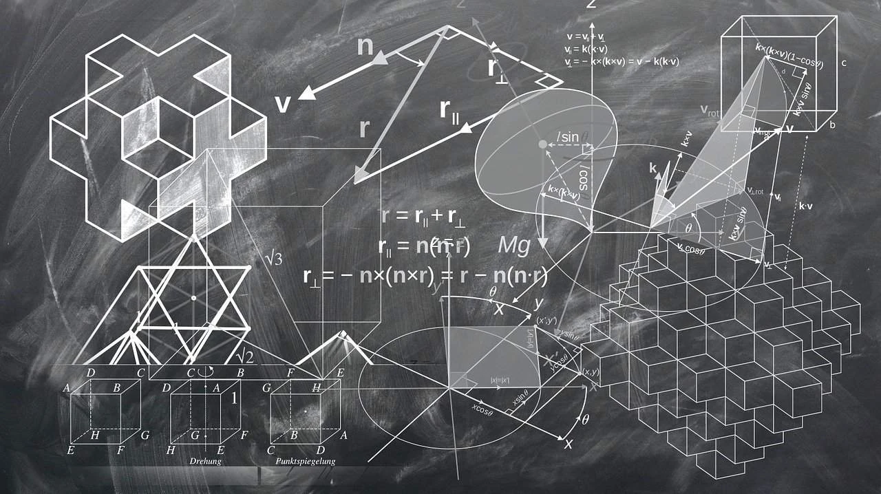 Geometrische Zeichnungen und mathematische Formeln auf einer Tafel